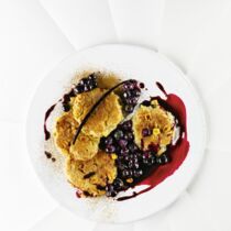 Süße Mais-Fritters mit Heidelbeersirup Süße Mais-Fritters mit Heidelbeersirup