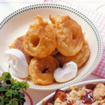 Apfelkücherl mit Vanillesahne Apfelkücherl mit Vanillesahne