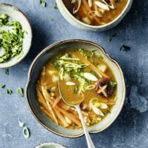 Misosuppe mit Gemüse und Hafer Misosuppe mit Gemüse und Hafer