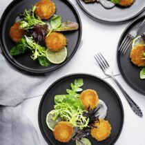 Ingwer-Linsentaler mit Kohle-Hummus und Limetten-Wildkräuter-Salätchen Ingwer-Linsentaler mit Kohle-Hummus und Limetten-Wildkräuter-Salätchen