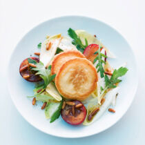 Rucola-Chicorée-Salat mit Parmesan-Blini Rucola-Chicorée-Salat mit Parmesan-Blini