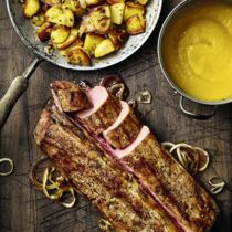 Wildschweinrücken mit Bratkartoffeln und Aprikosenpüree Wildschweinrücken mit Bratkartoffeln und Aprikosenpüree