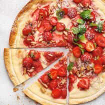 Erdbeer-Flammkuchen mit Honig und Mandeln vom Grill Erdbeer-Flammkuchen mit Honig und Mandeln vom Grill