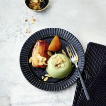 Matcha-Pannacotta mit
gebackenen Quitten Matcha-Pannacotta mit
gebackenen Quitten