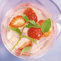 Bowle mit Minze & Erdbeeren Bowle mit Minze & Erdbeeren