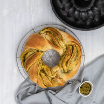 Hefekranz-mit-Bärlauchpesto Hefekranz-mit-Bärlauchpesto