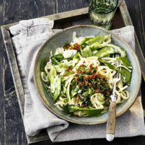 Frühlingspasta mit
Grissini-Chili-Topping Frühlingspasta mit
Grissini-Chili-Topping
