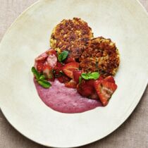 Reispuffer mit Erdbeer-Rhabarber-Sauce Reispuffer mit Erdbeer-Rhabarber-Sauce