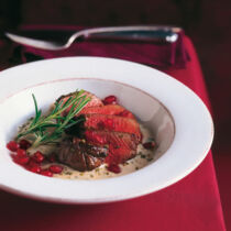 Hirschsteak auf Marzipan-Rosmarin-Sauce Hirschsteak auf Marzipan-Rosmarin-Sauce