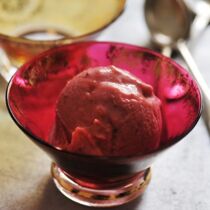 Erdbeer-Buttermilcheis - ohne Eismaschine Erdbeer-Buttermilcheis - ohne Eismaschine