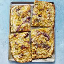 Flammkuchen mit Kürbis und Sauerrahm Flammkuchen mit Kürbis und Sauerrahm