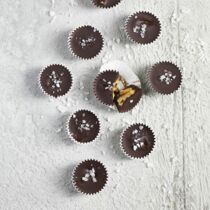 Erdnussmus-Pralinen mit Meersalz Erdnussmus-Pralinen mit Meersalz