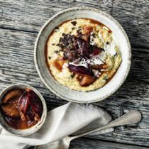 Hafergrütze mit Pflaumen-Dattel-Kompott Hafergrütze mit Pflaumen-Dattel-Kompott