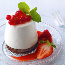 Joghurttörtchen mit Beerensauce Joghurttörtchen mit Beerensauce