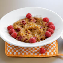 Karamellnudeln mit Himbeeren Karamellnudeln mit Himbeeren