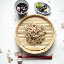 Kalte Soba-Nudeln mit Würzbrühe Kalte Soba-Nudeln mit Würzbrühe