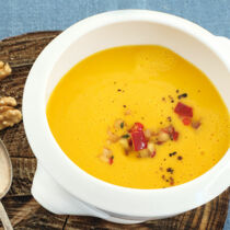 Kürbissüppchen mit Apfel und Walnuss Kürbissüppchen mit Apfel und Walnuss