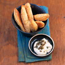 Zwiebel-Kartoffel-Stangen mit Kapern-Mayo Zwiebel-Kartoffel-Stangen mit Kapern-Mayo