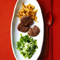 Hirschrückensteaks mit Wirsing und Maronenspätzle Hirschrückensteaks mit Wirsing und Maronenspätzle