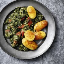 Grünkohl auf norddeutsche Art mit Wildknackern und Bratkartoffeln Grünkohl auf norddeutsche Art mit Wildknackern und Bratkartoffeln