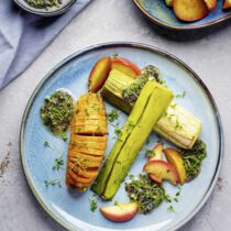 Apfel und Lauch vom Blech mit Süßkartoffel-Fächern Apfel und Lauch vom Blech mit Süßkartoffel-Fächern