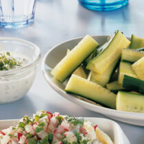 Gurkensticks mit Apfeldressing Gurkensticks mit Apfeldressing