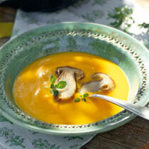 Kürbiscremesuppe mit gebratenen Steinpilzen Kürbiscremesuppe mit gebratenen Steinpilzen