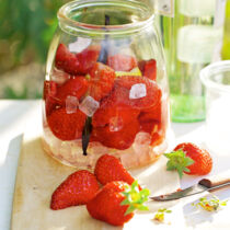 Erdbeerlikör mit Zitrone Erdbeerlikör mit Zitrone