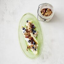 Banana Split mit Joghurt und Granola Banana Split mit Joghurt und Granola