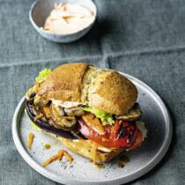 Gemüseburger mit Aubergine und Paprika Gemüseburger mit Aubergine und Paprika