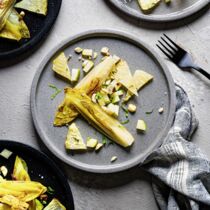 Süßer Chicorée mit Röstsellerie, Birnen und Haselnüssen Süßer Chicorée mit Röstsellerie, Birnen und Haselnüssen