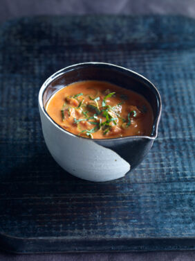 <strong>2 Frühlingszwiebeln</strong> putzen, waschen, in feine Ringe schneiden. <strong>2 Knoblauchzehen</strong> schälen und fein hacken. Die Stielansätze von <strong>600 g Tomaten</strong> entfernen. Die Tomaten kurz überbrühen, häuten und würfeln. <strong>1 EL Olivenöl</strong> erhitzen, Frühlingszwiebeln und Knoblauch darin glasig dünsten. Tomaten dazugeben und offen bei mittlerer Hitze in ca. 15 Min. leicht sämig einkochen lassen. <strong>150 g sehr frische Sahne</strong> dazugeben und erwärmen, die Sauce salzen und pfeffern. <strong>1/2 Bund Basilikum</strong> waschen und trocken schütteln. Die Blätter abzupfen, in Streifen schneiden und unter die Creme mischen. Sie passt zu Bandnudeln. Tomatencreme