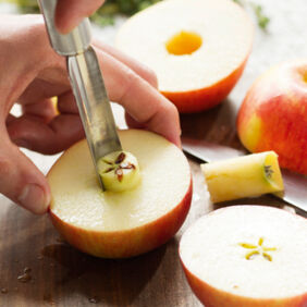 Kerngehäuse der Äpfel entfernen. Apfel-Beilage Gebratener Rehrücken