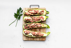 Zucchini-Schiffchen mit Hackfüllung Zucchini-Schiffchen mit Hackfüllung