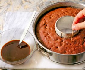 Kuchen mit einem Holzspieß einstechen, Step. Kuchen Unterseite Rezepte