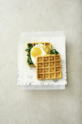 Süßkartoffelwaffeln mit Spinat und Ei Süßkartoffelwaffeln mit Spinat und Ei