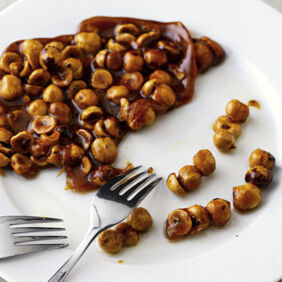 Haselnüsse auf Orangenmarzipan Haselnüsse auf Orangenmarzipan