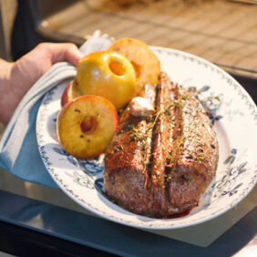 Gebratenen Rehrücken mit Äpfeln anrichten Gebratenen Rehrücken anrichten