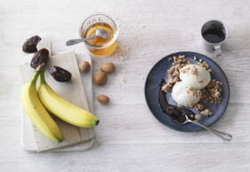 Bananeneis mit Keksteig und Schokosauce Bananeneis mit Keksteig und Schokosauce