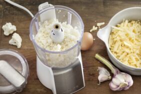 Blumenkohlpizza mit Spinat und Ricotta Blumenkohlpizza mit Spinat und Ricotta