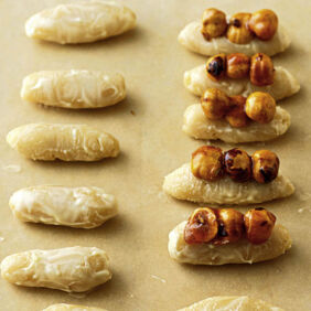 Haselnüsse auf Orangenmarzipan Haselnüsse auf Orangenmarzipan