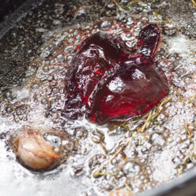 Sauce zum gebratenen Rehrücken zubereiten Sauce zu gebratenem Rehrücken