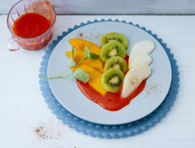 Bunte Obstfächer mit Erdbeersauce Bunte Obstfächer mit Erdbeersauce