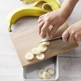 Bananeneis mit Keksteig und Schokosauce Bananeneis mit Keksteig und Schokosauce