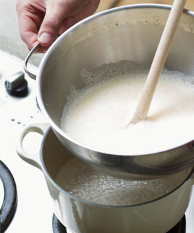 Bayerische Creme mit Himbeeren zubereiten Kuchen Unterseite Rezepte Gelatine
