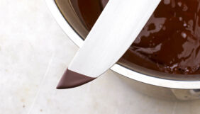 Kuvertüre richtig temperieren Test durchführen Kuvertüre richtig temperieren Test durchführen