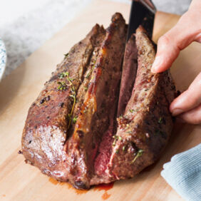 Mit einem scharfen Messer gebratenen Rehrücken aufschneiden Gebratener Rehrücken aufschneiden