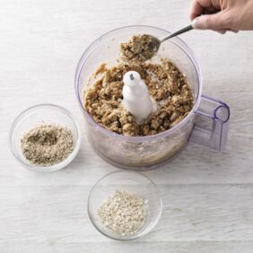 Bananeneis mit Keksteig und Schokosauce Bananeneis mit Keksteig und Schokosauce