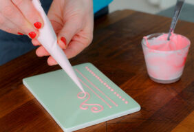 Rosafarbene Eiweissspritzglasur herstellen Kuchen Unterseite Rezept Eiweißspritzglasur-5