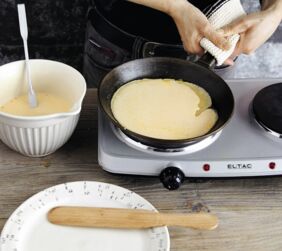 Zubereitung Pfannkuchen - Teig in die Pfanne geben und schwenken Zubereitung Pfannkuchen - Teig in die Pfanne geben